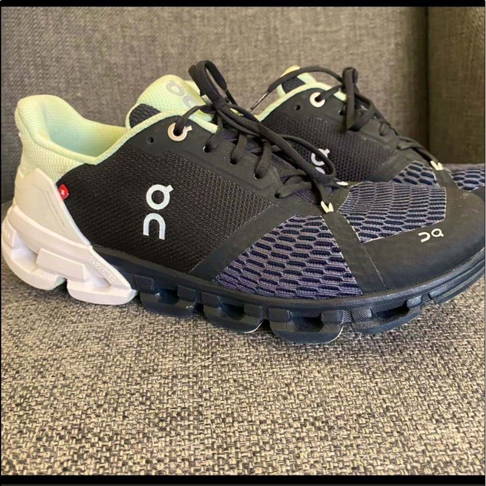 Like New On Cloud Shoes 8.5 Black & Mint